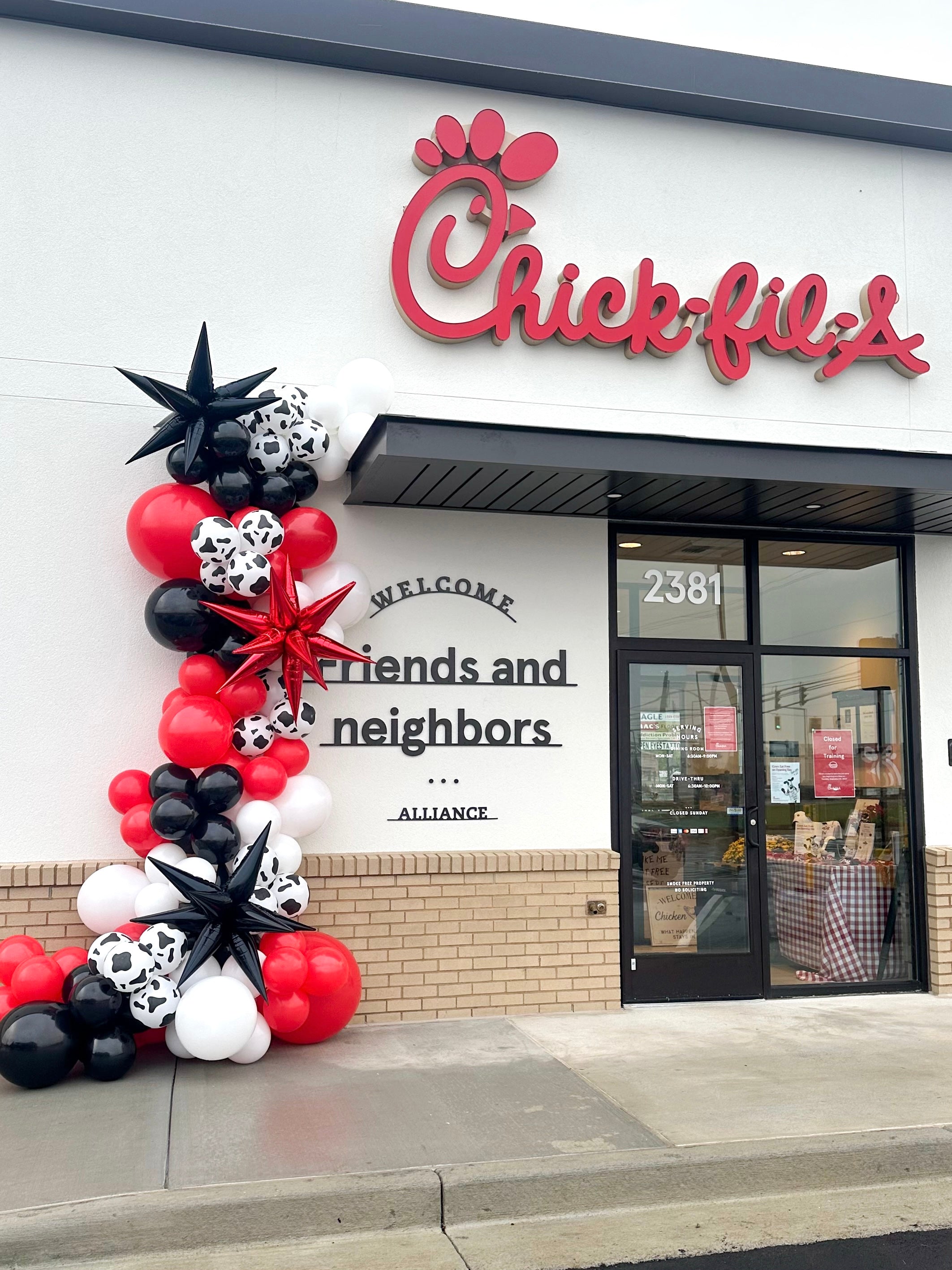 Chick-fil-A grand opening exterior balloon installation.
